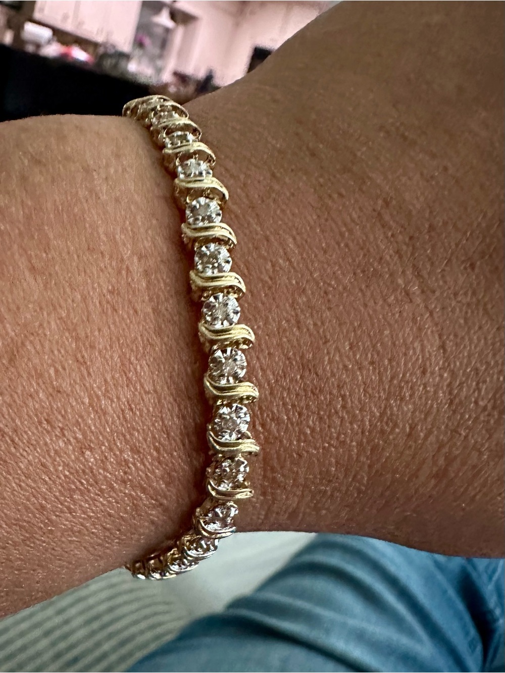 Elegant 10K Gold Tennis Bracelet - 1 TCW Diamonds.